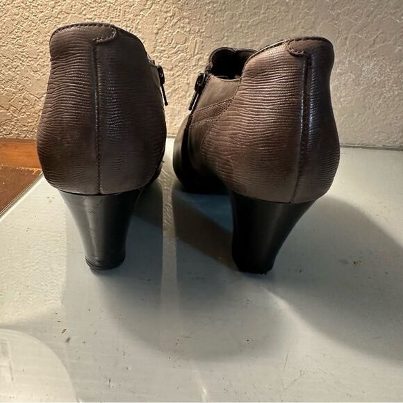 Clark's Bendable Size 9 Chunky Heeled Leather Ankle Booties in Taupe - Picture 3 of 8